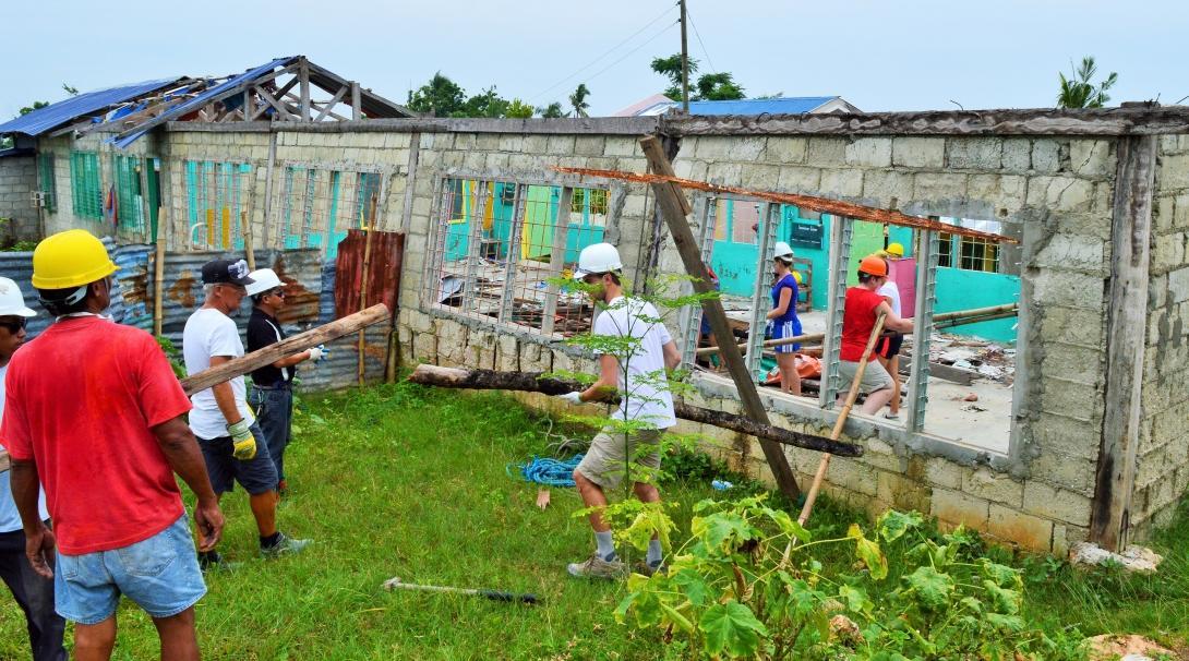 Volunteers help as disaster relief and secure a structure as part of their building volunteer work in the Phillippines with Projects Abroad. Volunteers secure a structure as part of disaster relief during their building volunteer work in the Phillippines.